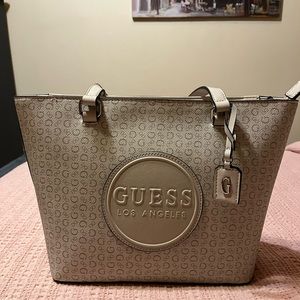 GUESS Zip tote!! (White with Guess print surrounding)